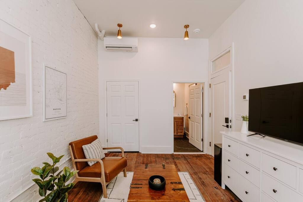East Main Lofts - Farmhouse 204 マディソン エクステリア 写真