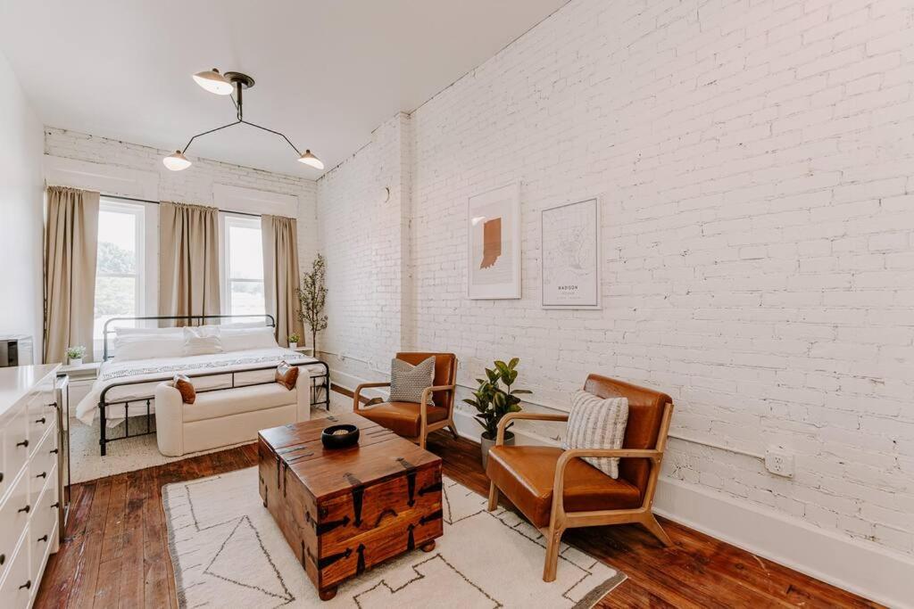 East Main Lofts - Farmhouse 204 マディソン エクステリア 写真
