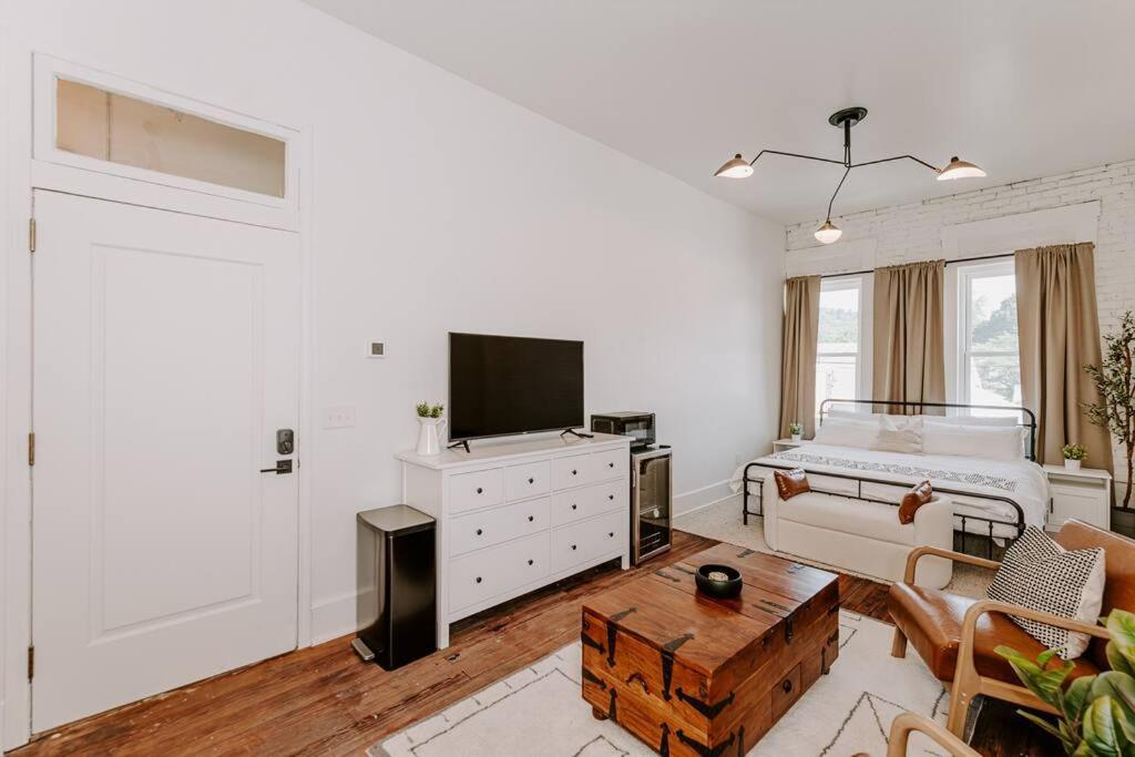 East Main Lofts - Farmhouse 204 マディソン エクステリア 写真